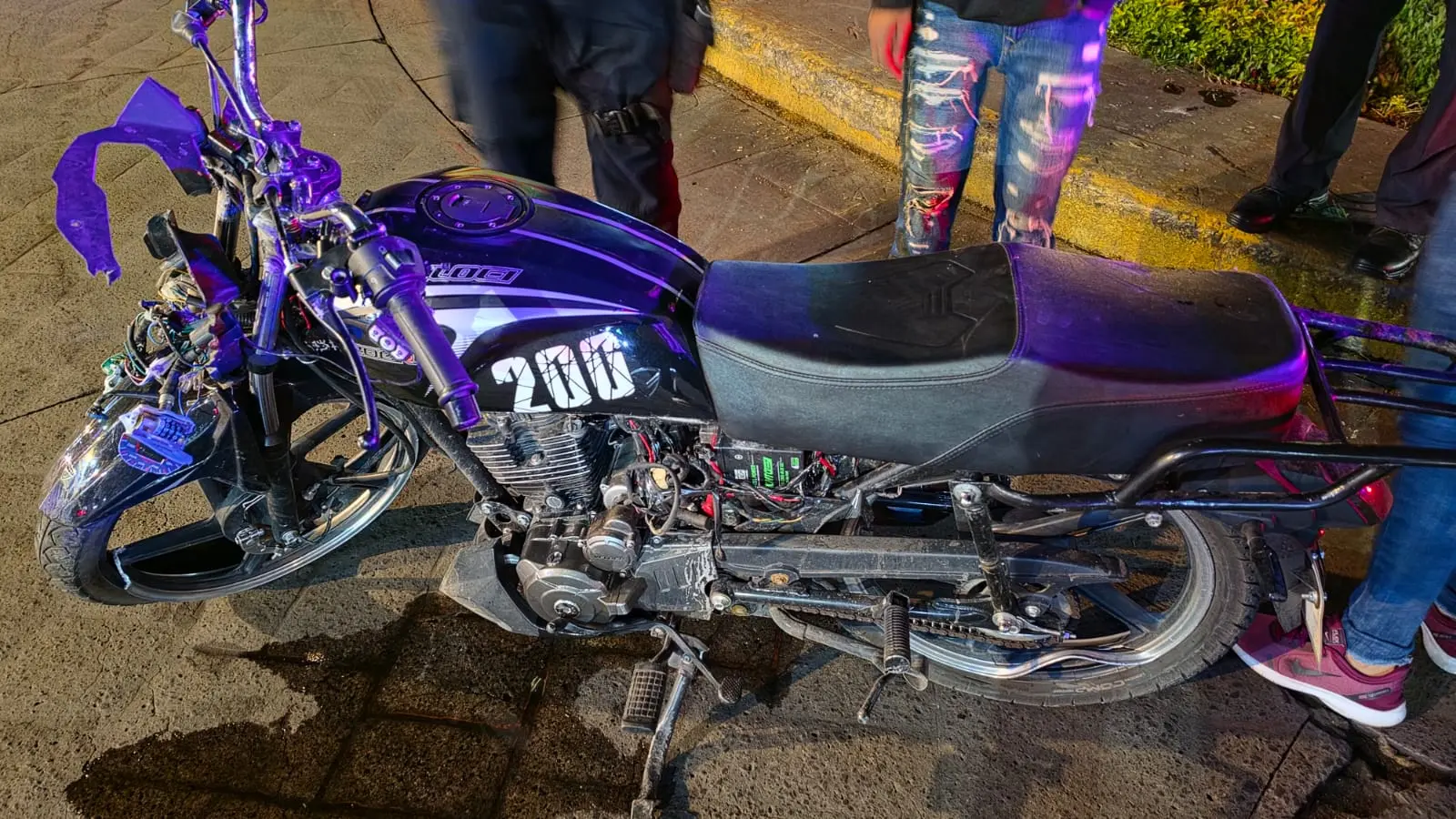 Niños de 14 años chocan motocicleta con una glorieta en Zamora