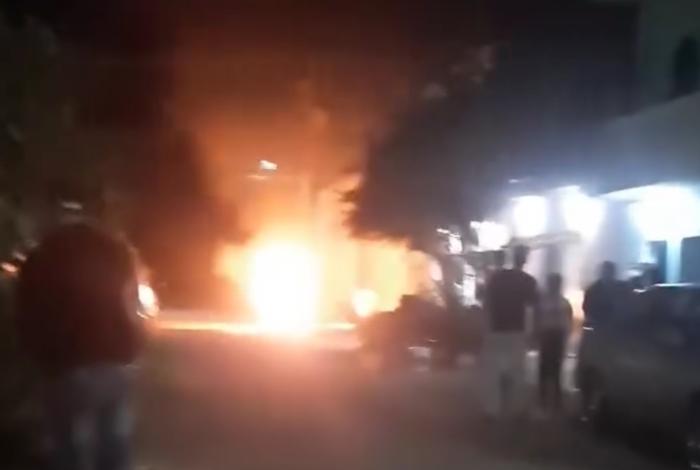 Niños provocan incendio de camioneta con pirotecnia, en Zamora