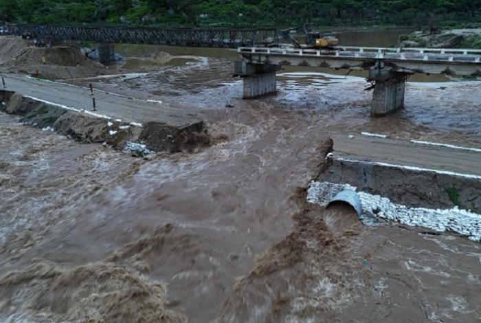 Nivel de río parte carretera Tierra Colorada-Ayutla-Cruz Grande, en Guerrero, tras lluvias por tormenta Dalila
