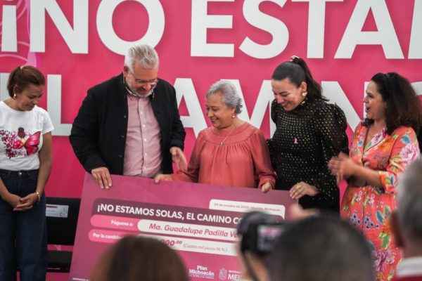 ‘No están solas’: Bedolla a mujeres con cáncer de mama y cérvico uterino invasor