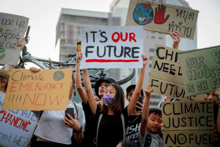 "No hay planeta B": Tres de cada cuatro jóvenes temen por el futuro; más del 60 % se declara "traicionado" por su gobierno