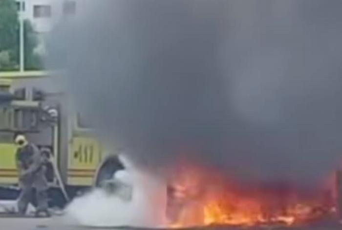 No saben por qué: camioneta termina calcinada cerca de Villas del Pedregal