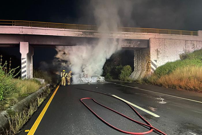 Normalistas queman un vehículo en la Morelia-Pátzcuaro, a la altura de Tiripetío