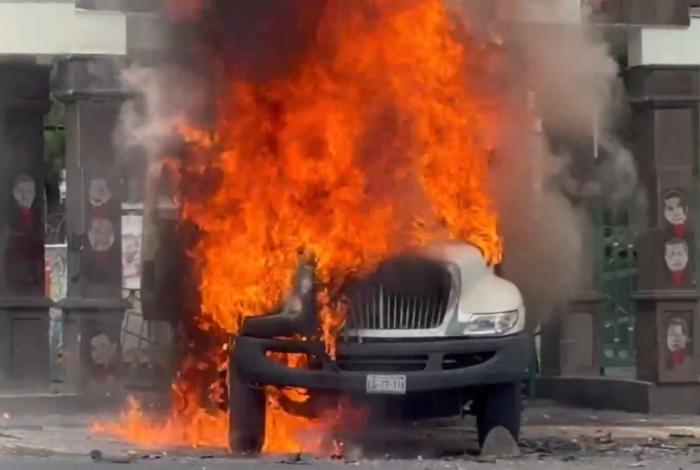 Normalistas realizan actos vandálicos frente al Campo Militar 1 en Edomex