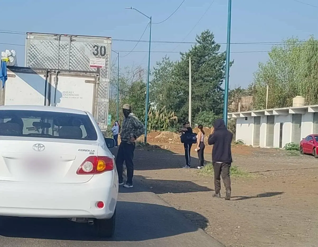 Normalistas retienen un camión en Tiripetío