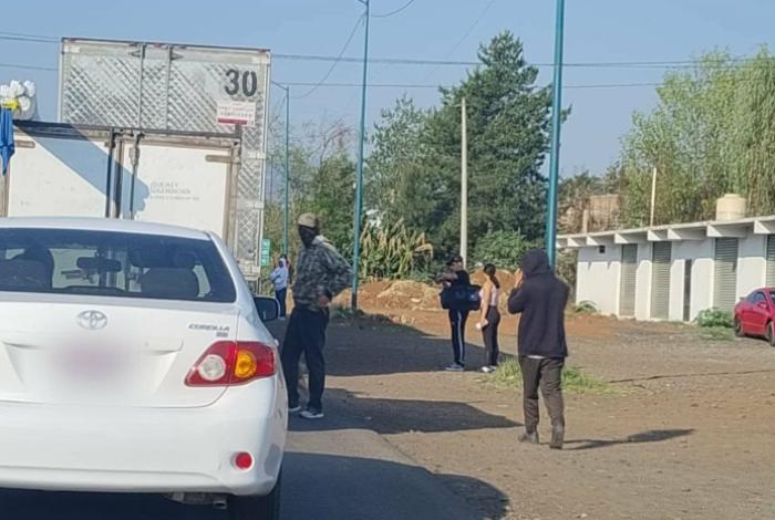 Normalistas se apoderan de camión de la abarrotera El Duero, en Tiripetío