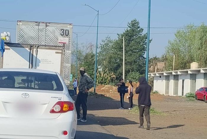 Normalistas se apoderan de camión abarrotero en Tiripetío de manera violenta