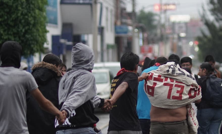 Normalistas se retiran de Morelia dejando una estela de vandalismo