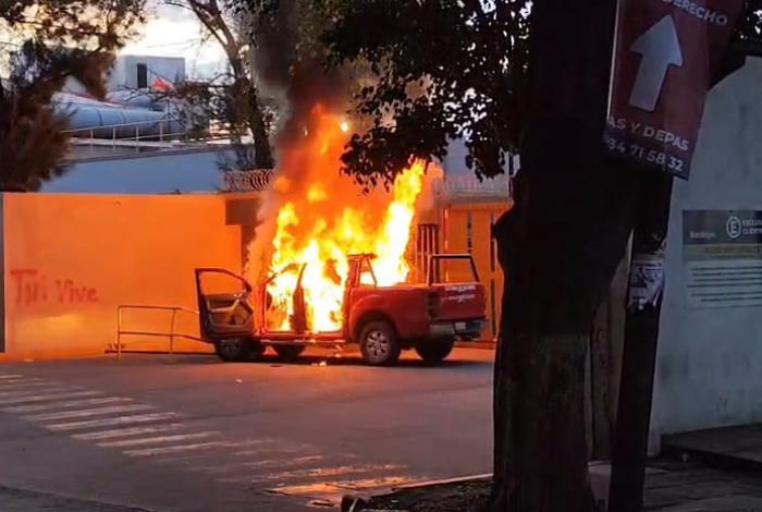 Nueva jornada de violencia normalista; destrozos, incendios y vandalismo en Morelia
