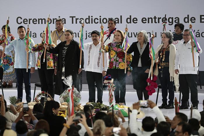 Nueva Suprema Corte recibe bastón de mando indígena