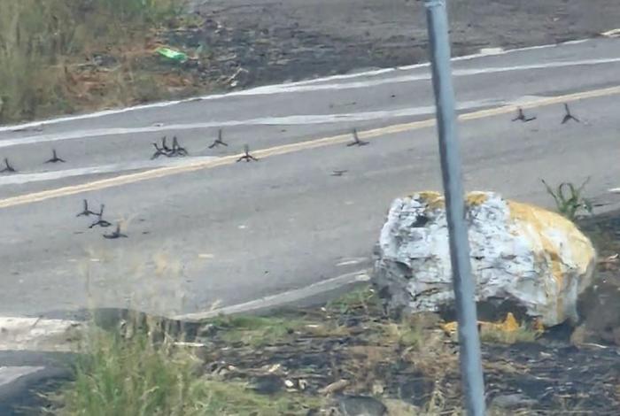 Nuevamente, Cotija amanece con bloqueos y ponchallantas