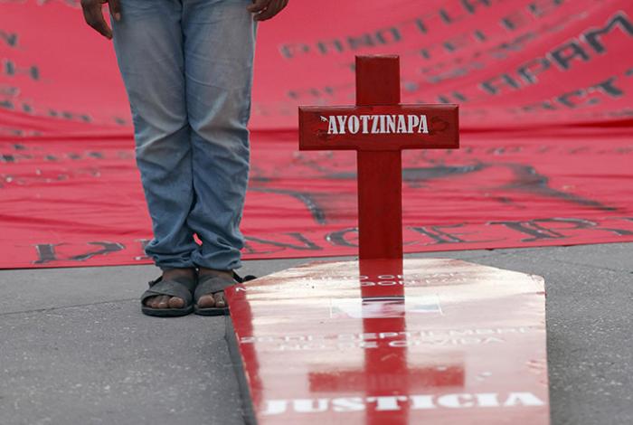 Nuevas pistas del caso Ayotzinapa: FGR rastrea funerarias y una comisaría por la desaparición de los 43
