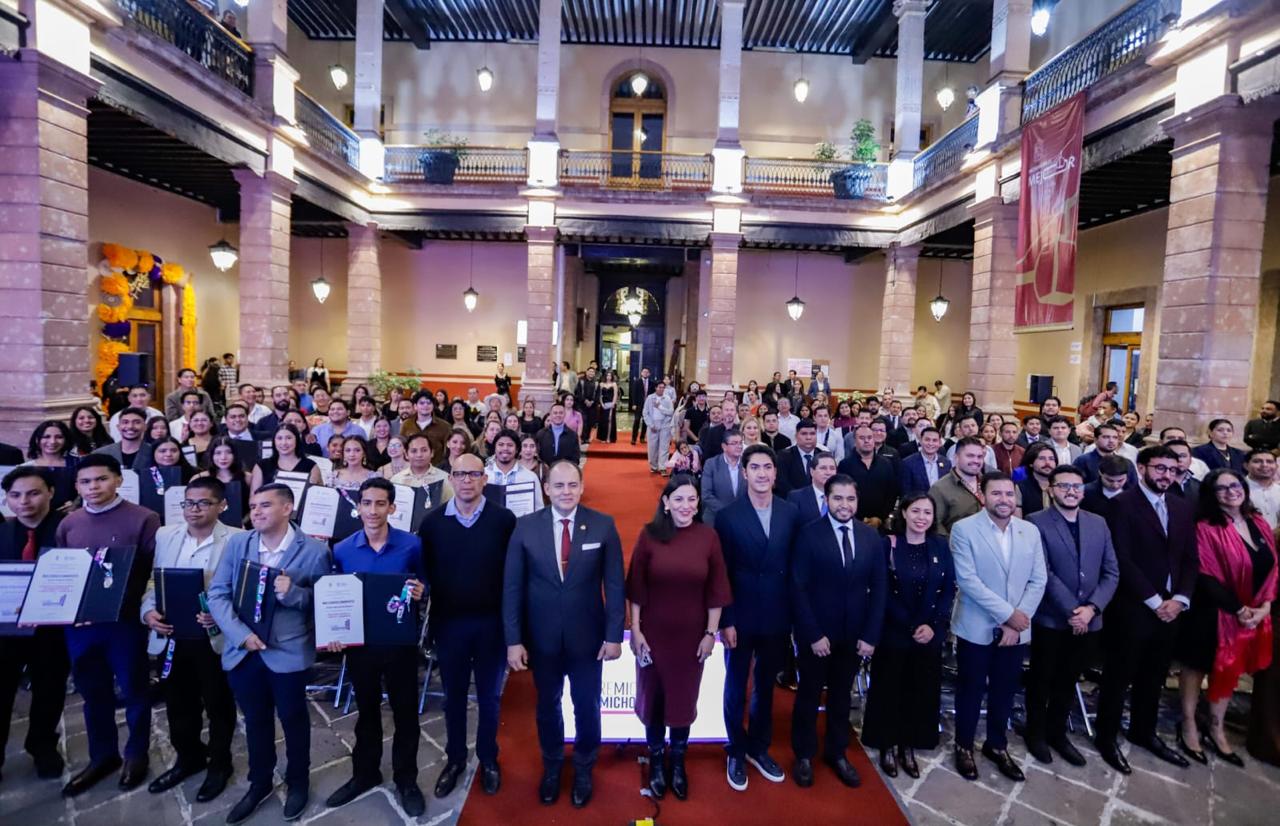 ¡Nunca dejen de luchar por Michoacán!: Baltazar Gaona a jóvenes galardonados