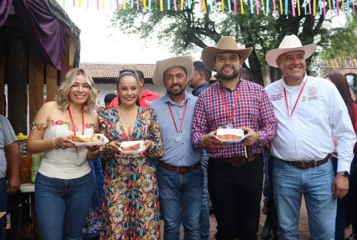 Octavio Ocampo acompaña el arranque del Festival del Mezcal y la Enchilada en Turicato