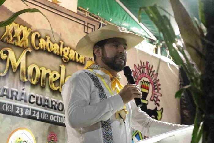  Octavio Ocampo participa en la recepción de la Trigésima Cabalgata «Morelos» en Carácuaro, conmemorando el 214 Aniversario del Nombramiento Militar de José María Morelos y Pavón