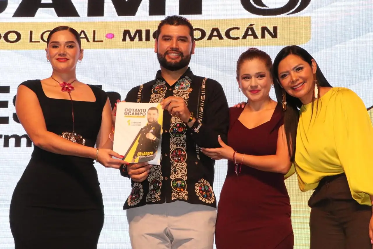 Octavio Ocampo presenta su primer informe en Zitácuaro