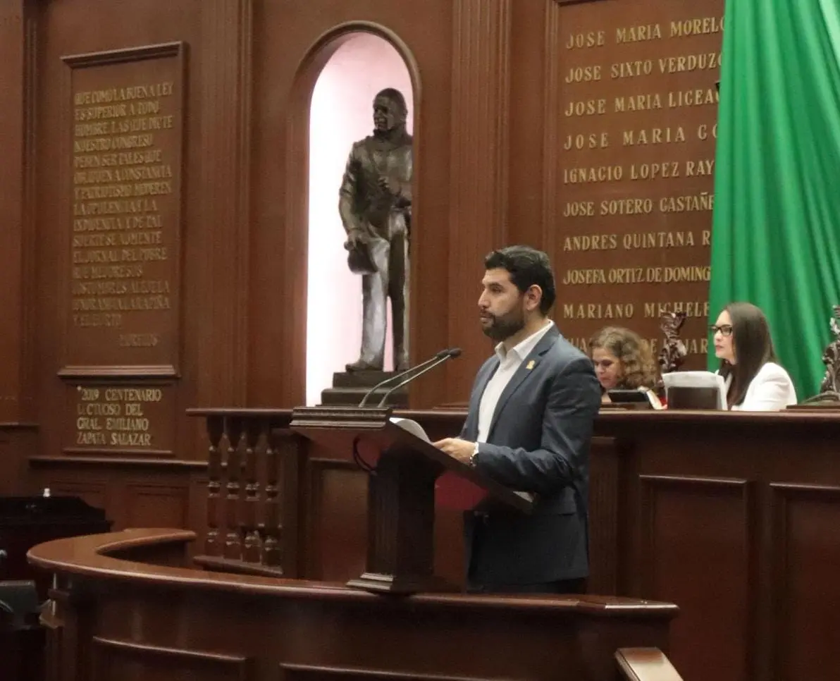  Octavio Ocampo propone proteger los saberes del mezcal michoacano