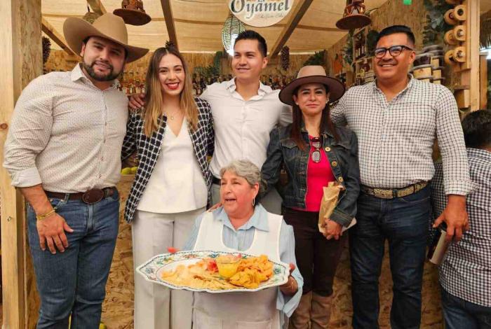  Octavio Ocampo reconoce labor de productores y artesanos en exposición regional de Jerahuaro