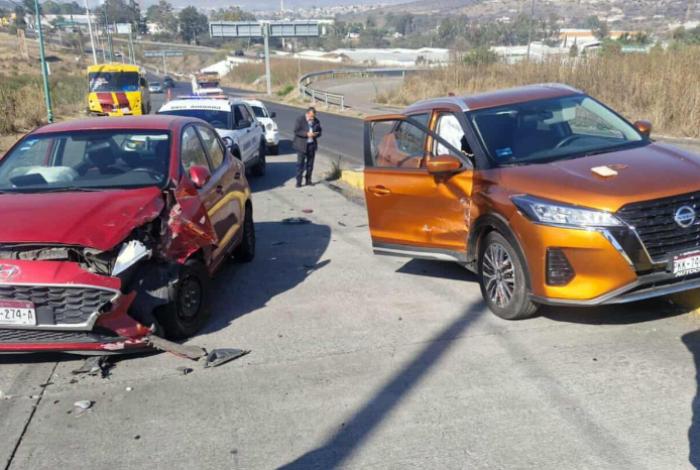 Ocurre choque entre 2 autos en el camino Morelia-Ciudad Salud