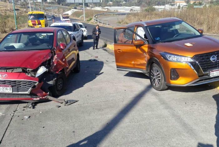 Ocurre choque entre 2 autos en el camino Morelia-Ciudad Salud