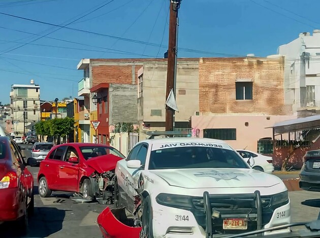  Ocurre choque entre auto y patrulla en la colonia Vasco de Quiroga, Morelia