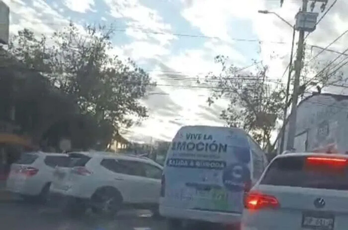 Ocurre choque entre combi de Ruta Amarilla y camioneta al sur de Morelia