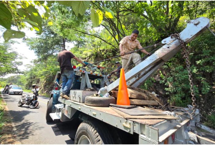 Operador salta de camión sin frenos y sobrevive; la pesada unidad cae a barranca en Tacámbaro