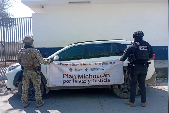 Operativo en Apatzingán: aseguran una Toyota con armas y cargadores