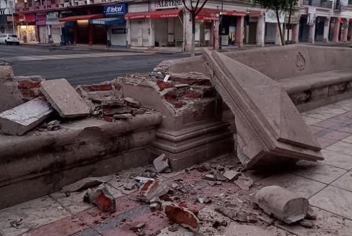 Otra vez choca un auto contra banca del Jardín de los Constituyentes en Apatzingán