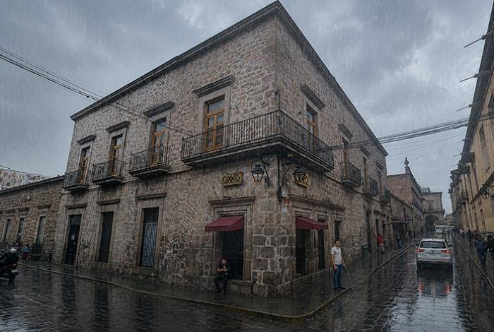 Oxxo del Centro de Morelia expulsa a mujeres y niños que se resguardaban de la lluvia