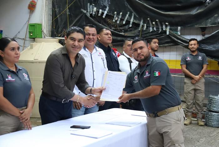 Pablo Varona entrega pólizas de seguro de vida a policías municipales de Huetamo