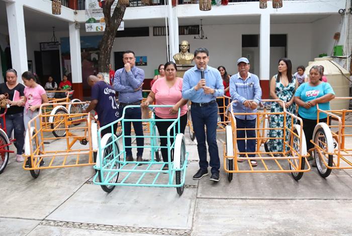 Pablo Varona entrega triciclos a pequeños comerciantes de Huetamo