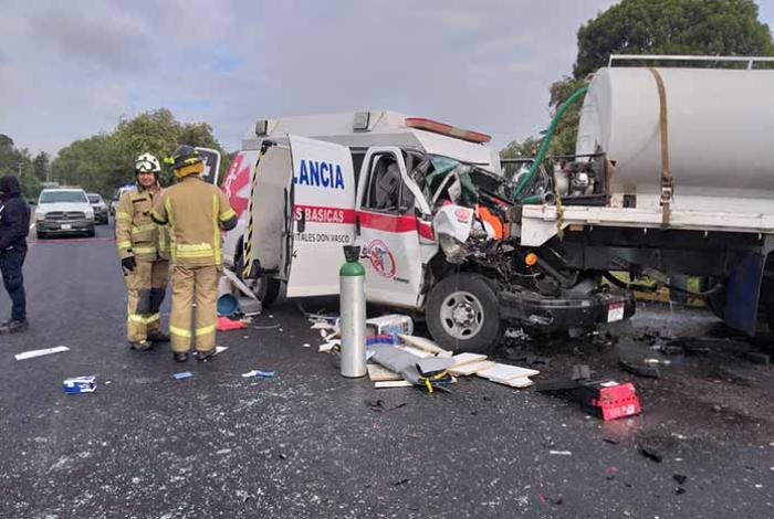Paciente y paramédico fallecen al chocar la ambulancia con una pipa, en Lagunillas