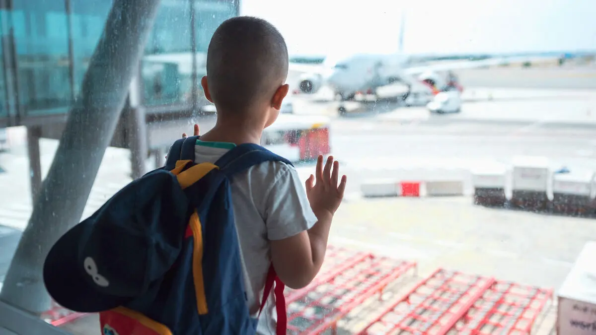 Padres abandonan a su hijo de 10 años en un aeropuerto de España; no querían perder sus boletos de avión
