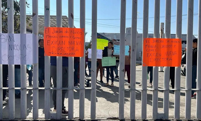 Padres de familia bloquean acceso a la SEE