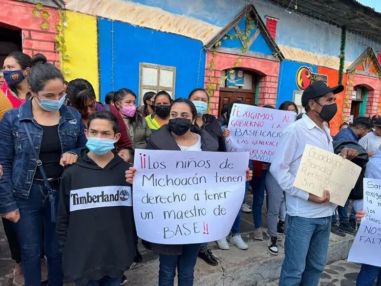 Padres de familia y maestros denuncian falta de interinatos en escuelas de Michoacán