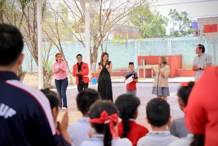  Paola Delgadillo entrega techumbres a primarias del poniente de Morelia