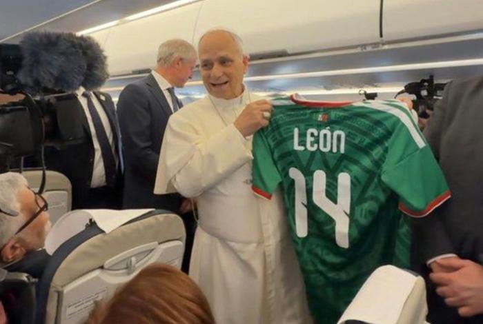 Papa León XIV recibe la playera de México y envía mensaje por el Mundial 2026