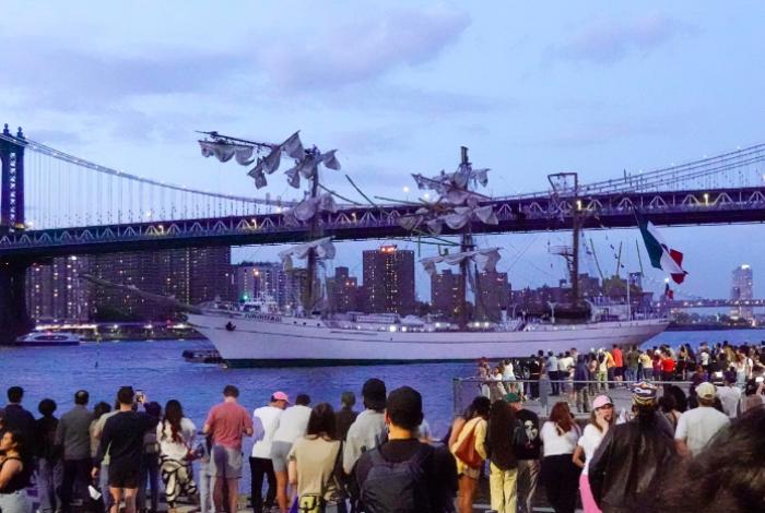 Para esto se usa el buque de la marina que se impacto con el puente de Brooklyn, Nueva York