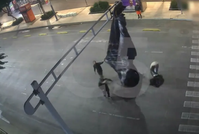 Paracaidista queda atrapado en un semáforo de la CDMX