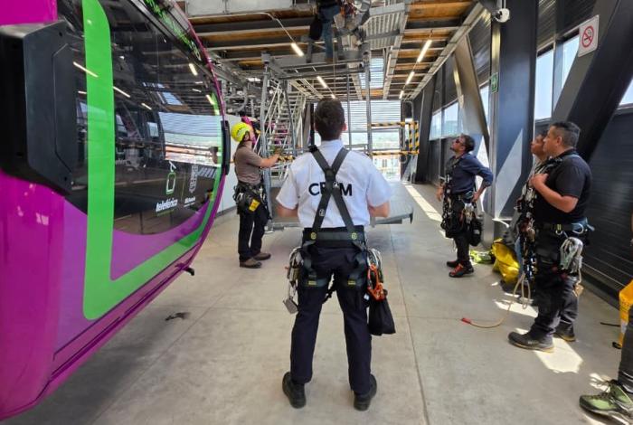 Paramédicos michoacanos se certifican en rescate especializado en teleféricos