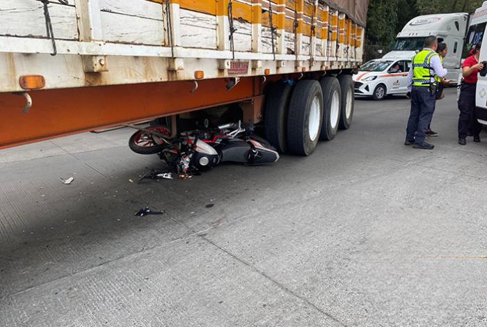Pareja queda herida de gravedad tras chocar su moto contra un tráiler en Uruapan