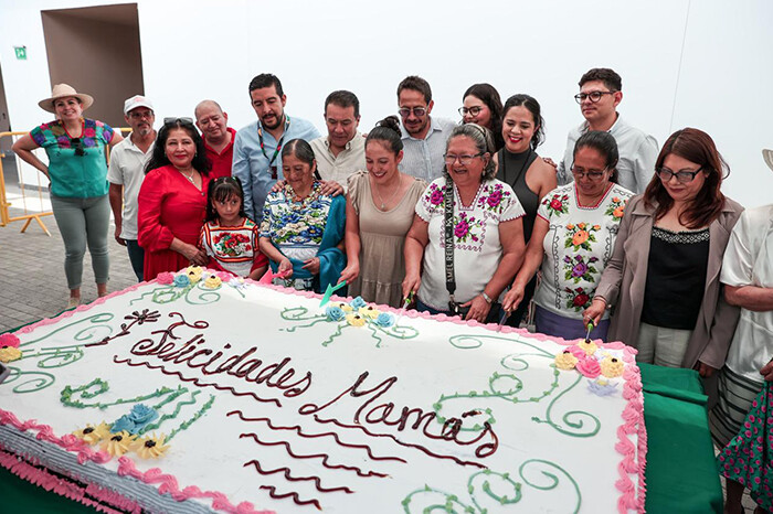 Parten pastel monumental para festejar a las mamás en el Festival de Origen