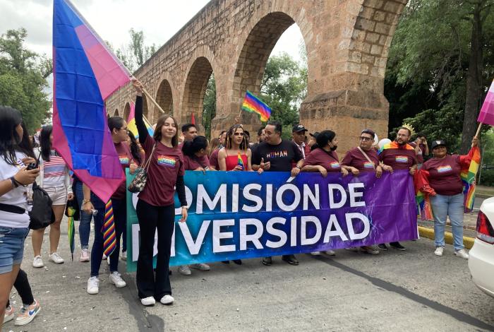 Partidos se hacen presentes en la marcha del orgullo