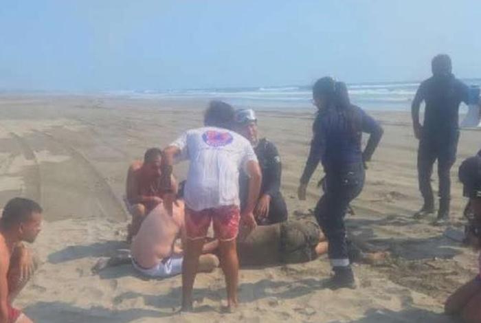 Paseante moreliano por poco y muer3 ahogado en Playa Azul