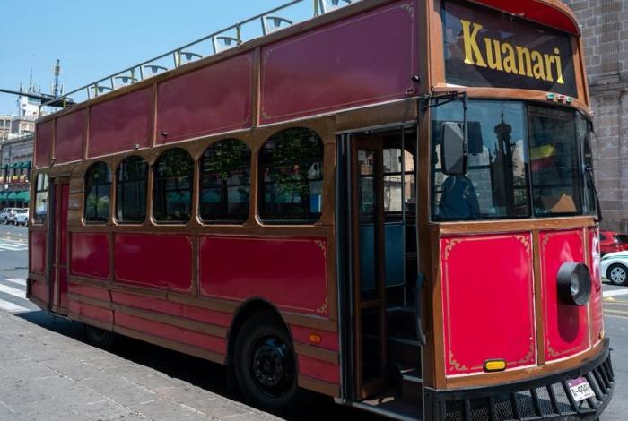 Paseo en tranvía y concierto de El Buki, para festejar a mamá