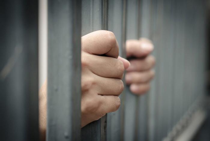 Pateó a un hombre en el rostro en una tienda de abarrotes en Jiquilpan; lo vinculan a proceso