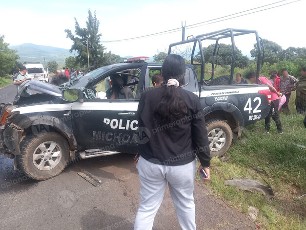  Patrulla choca con una combi en Tangancícuaro; hay 10 heridos