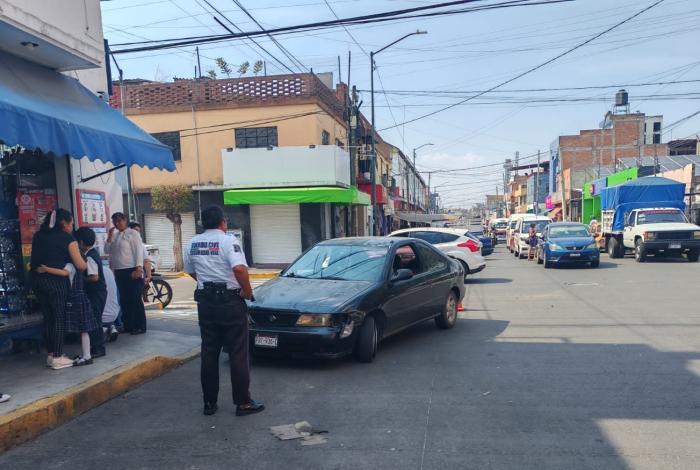 Patrulla de la Policía Auxiliar choca auto particular en la Morelos Sur, en Morelia