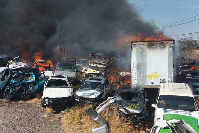PC Estatal atiende incendio en negocio de grúas en Tarímbaro